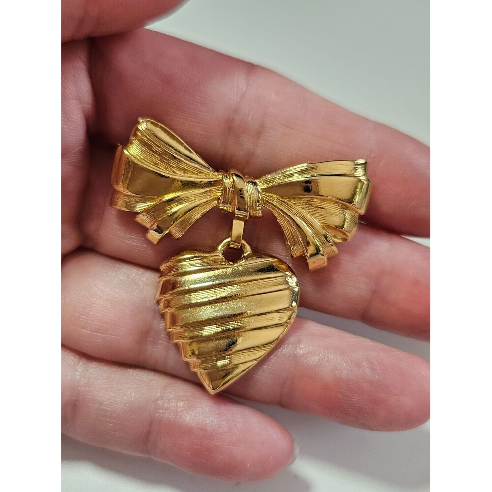 Avon gold tone bow with heart brooch